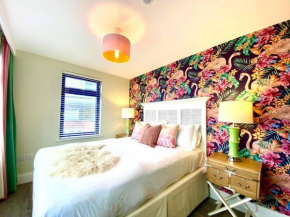 Stunning 3 bedroom Penthouse Apartment - Free Parking & WiFi - 1 Minute walk to Poole Quay - Great Location - Free Parking - Fast WiFi - Smart TV - Newly decorated - sleeps up to 6! Close to Poole & B